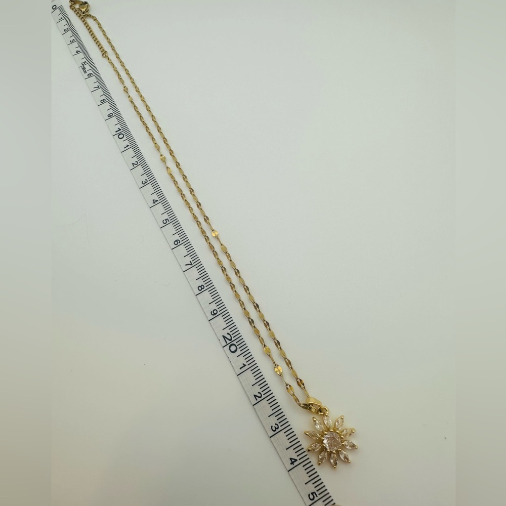 Elegante collar con colgante de flor de oro
